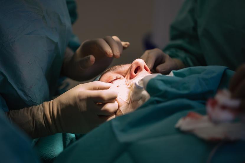 What Are the Risks of Blepharoplasty?